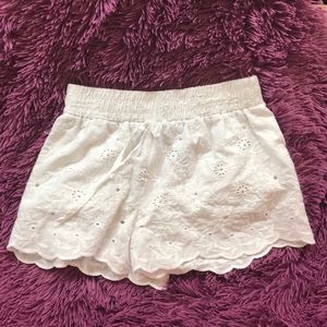 WHITE FLORAL EMBROIDERED SHORTS
